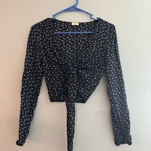 Medium navy blue tie-front crop top from pac sun. Worn a few times, like new.